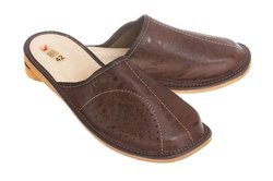 Męskie brązowe pantofle wykonane z naturalnej skóry kapcie pw259